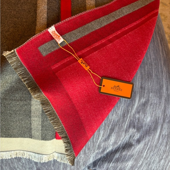 Hermès Cashmere Silk Horse Motif Scarf - Picture 6 of 11